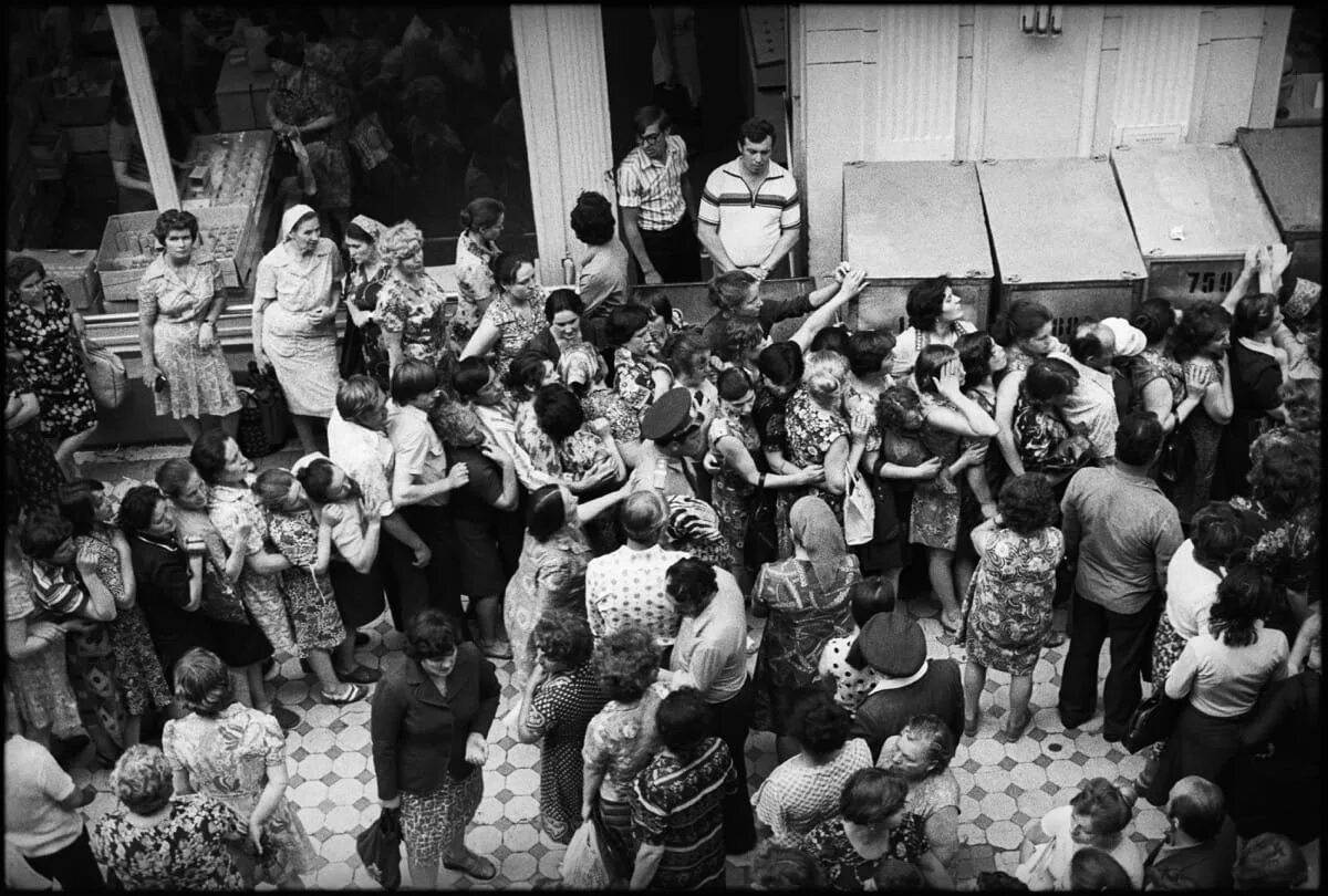 Очередь в первый макдональдс в москве 1990. Казбеги верхний ларс. Дорога в грузии верхний ларс. Толпы на границе с грузией. Первый макдональдс в ссср очередь.