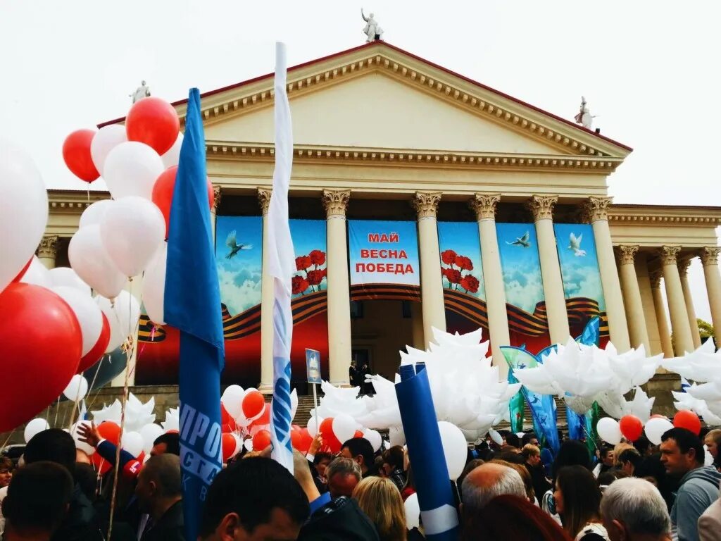 Мероприятия в сочи в мае. 1 Мая Сочи. Украшение колонны на 1 мая. День Победы Сочи. Колонна на 1 мая.