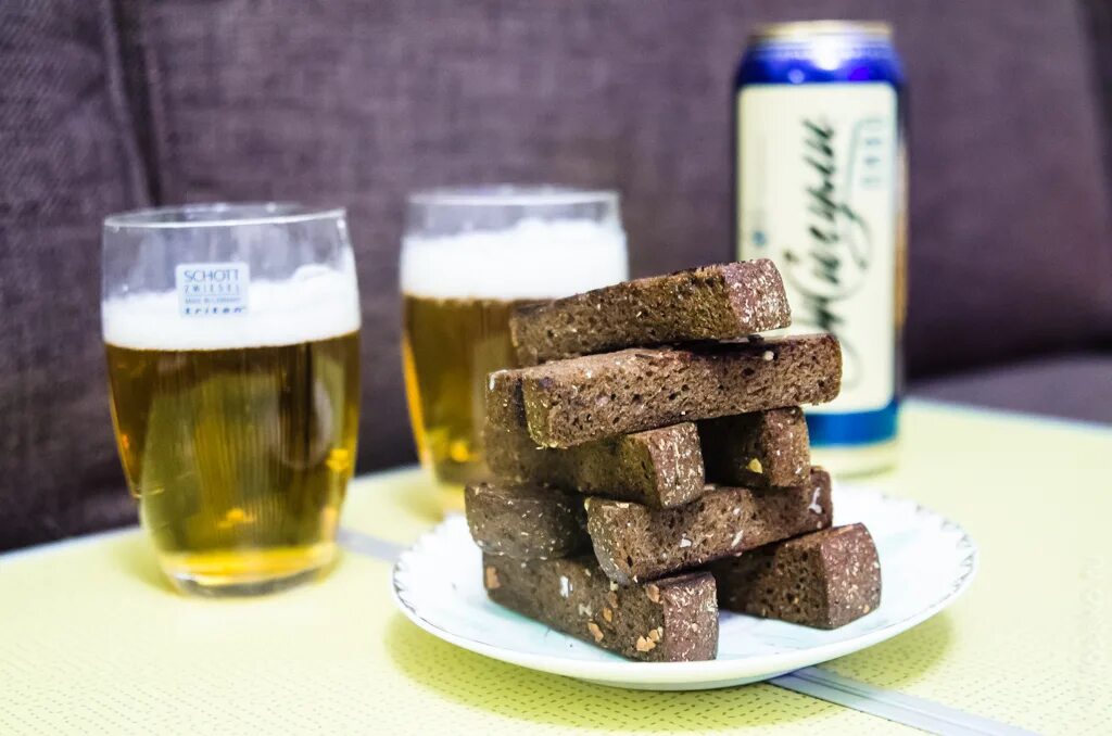 стакан воды на завтрак. сухари вода. сухари вода. хлеб и вода. удобрения из сухарей.