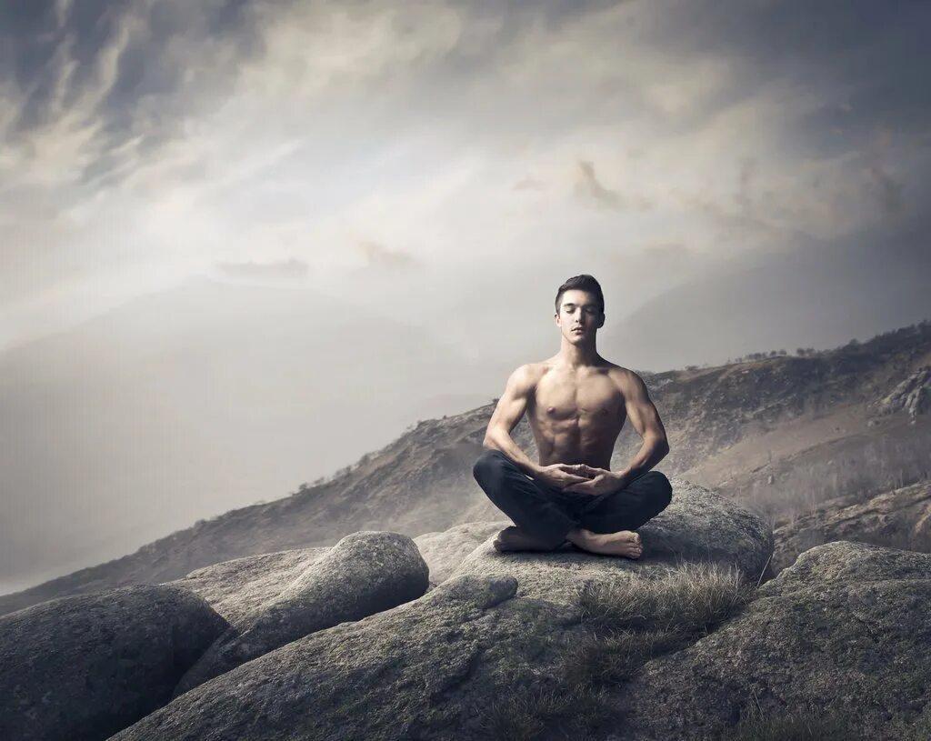 Сила человека в самом человеке. Медитация мужчина. Спокойный мужчина. Сильный духом человек. Медитация в горах.