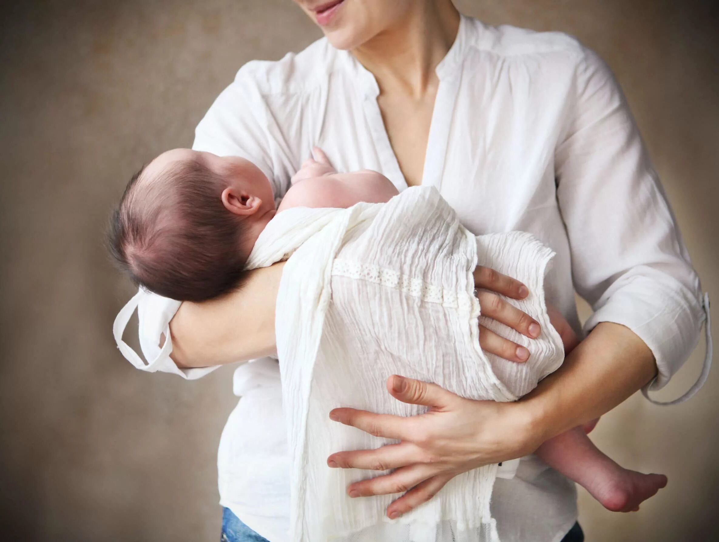 Мужчина с младенцем на руках. К чему приснился младенец. Сонник младенец на руках. К чему снится младенец мальчик на руках. Мужчина держит ребенка на руках.