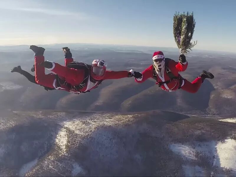 Поздравления с новым годом вдв. Дед мороз на параплане. С новым годом десант. Дед мороз десантник с новым годом. Дед мороз десантник открытка.