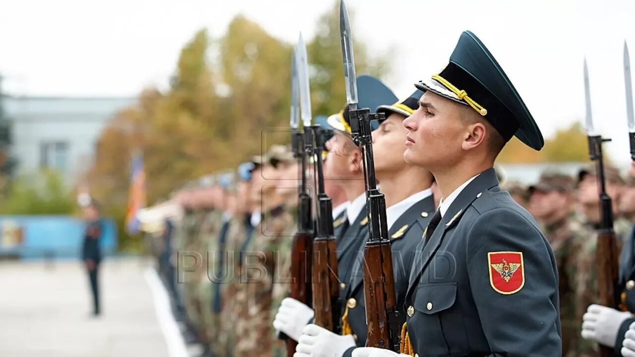 Переподготовка увольняемых в запас. Военная служба. Военнослужащий. Солдаты. Ритуал вручения вооружения и военной техники.