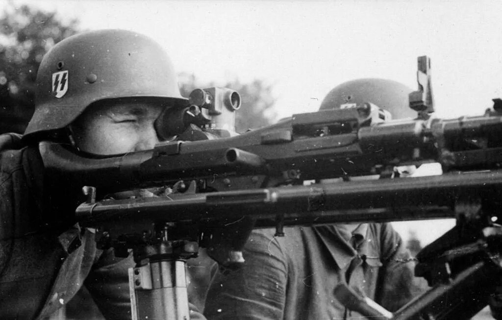 Немецкий пулемётчик с MG-34. MG 34 С оптическим прицелом. Солдат СС С мг-42. Солдат вермахта с мг 42.