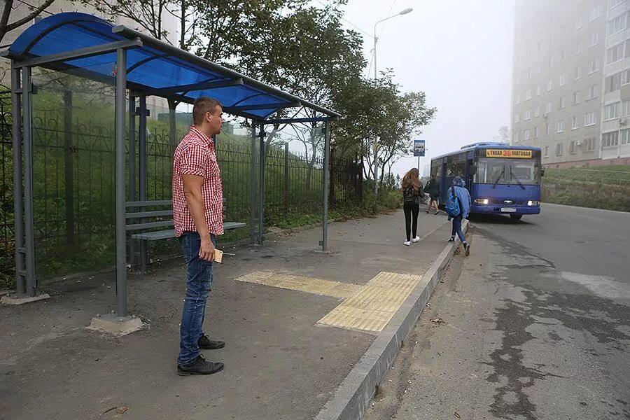 Остановка. Люди на остановке. Современные автобусные остановки. Подростки на остановке. На автобусной остановке остановился автобус