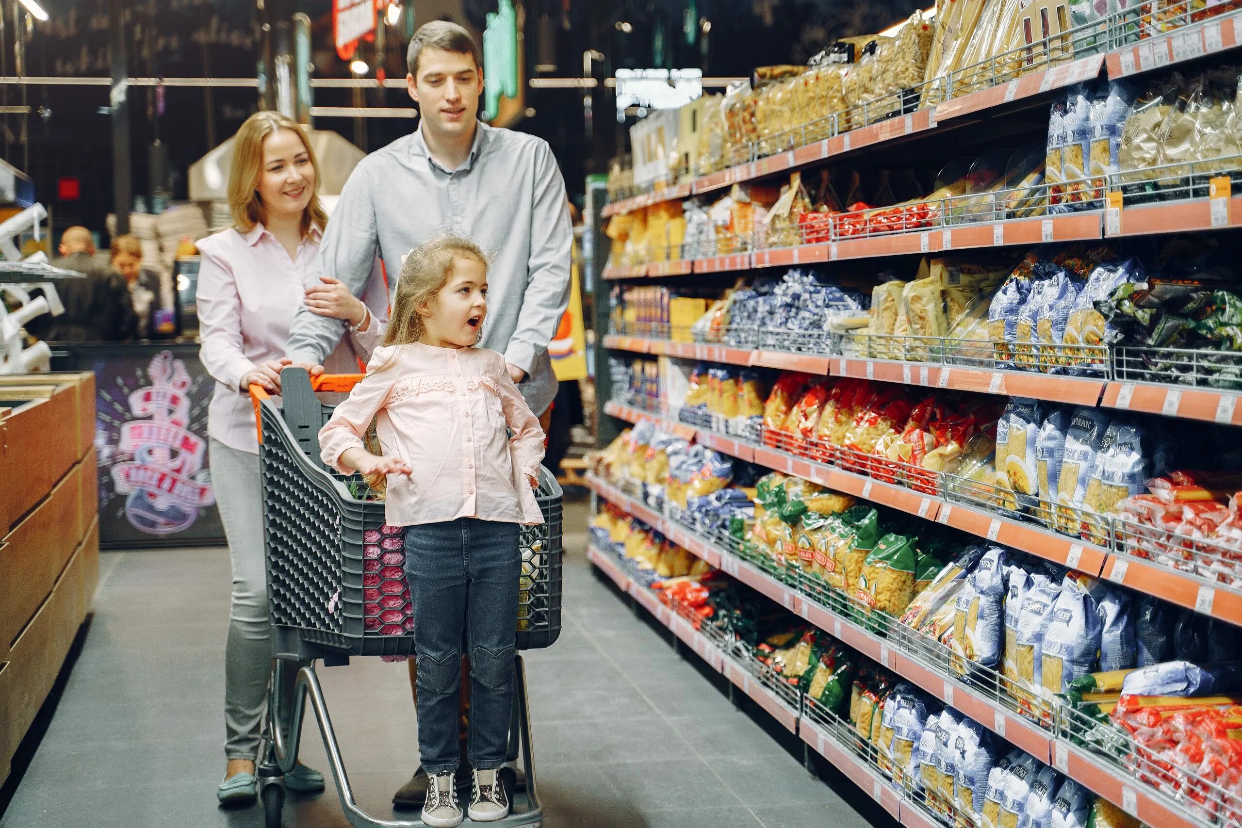 Крупные покупки в семье. Семья в супермаркете. Семья в продуктовом. Семья шоппинг. Семья в продуктовом магазине.