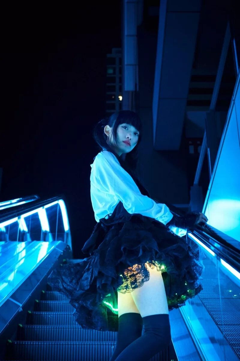 подсветка под юбкой. киёюки амано. очки с led подсветкой cyberpunk. девушка со светящейся пробкой. мини юбка с подсветкой.