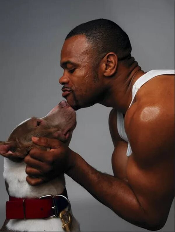 Roy jones can be. Рой Джонс с собакой. Рой Джонс фото. Рой Джонс с питбулями фото. Майк Тайсон с собакой.