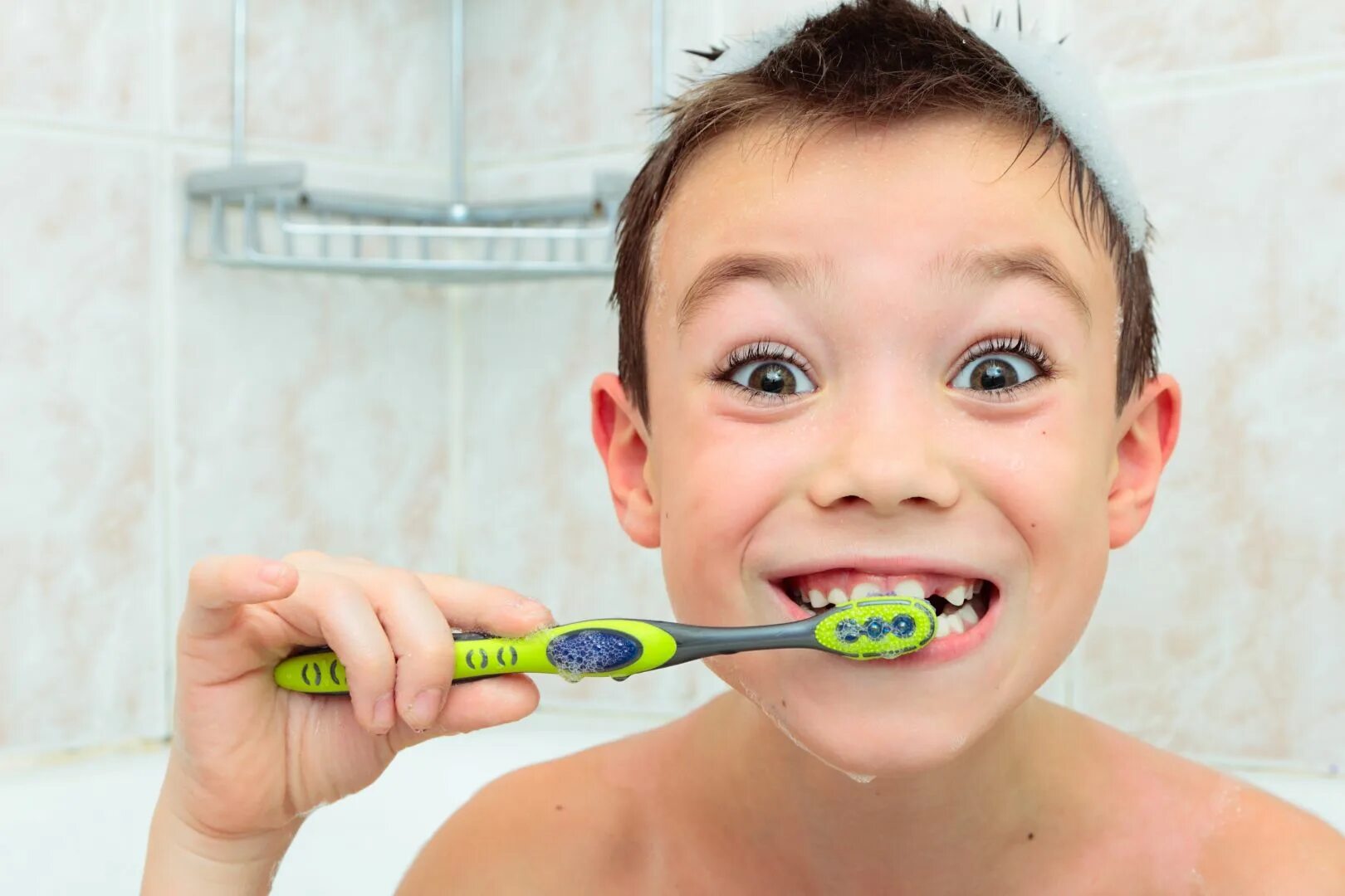 Чистить зубы мылом. Мальчик чистит зубы. Китаец чистит зубы. Китайский мальчик чистит зубы. Мальчик чистит зубы фото.