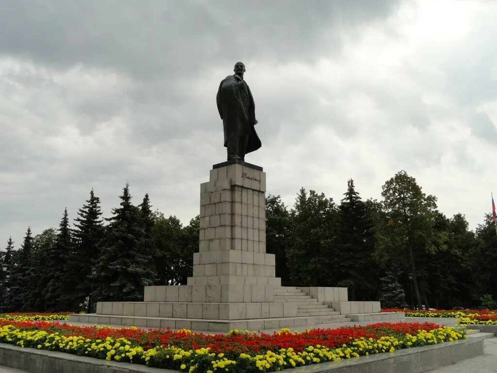 Ульяновск статуя ленина. Ульяновск музей музей дом ленина. Памятник ленину в ульяновске. Симбирск ленин. Симбирск ленин.