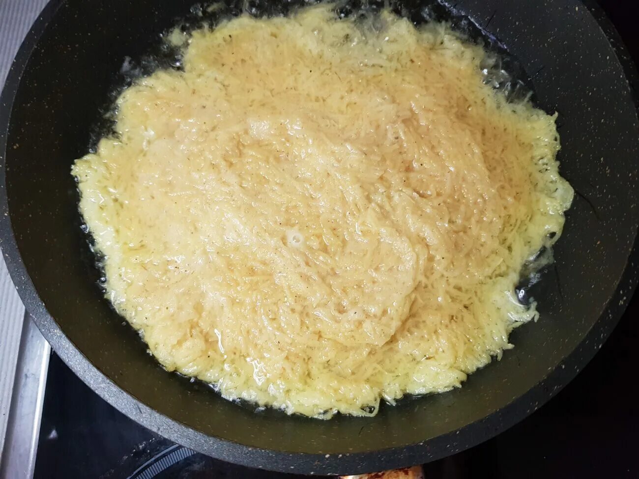 Картофельный блинчик на сковородке. Картофельный блин на сковороде. Блины из картошки на крупной терке. Картофельные блины из сырого картофеля на сковороде. Блины из картошки на крупной терке.