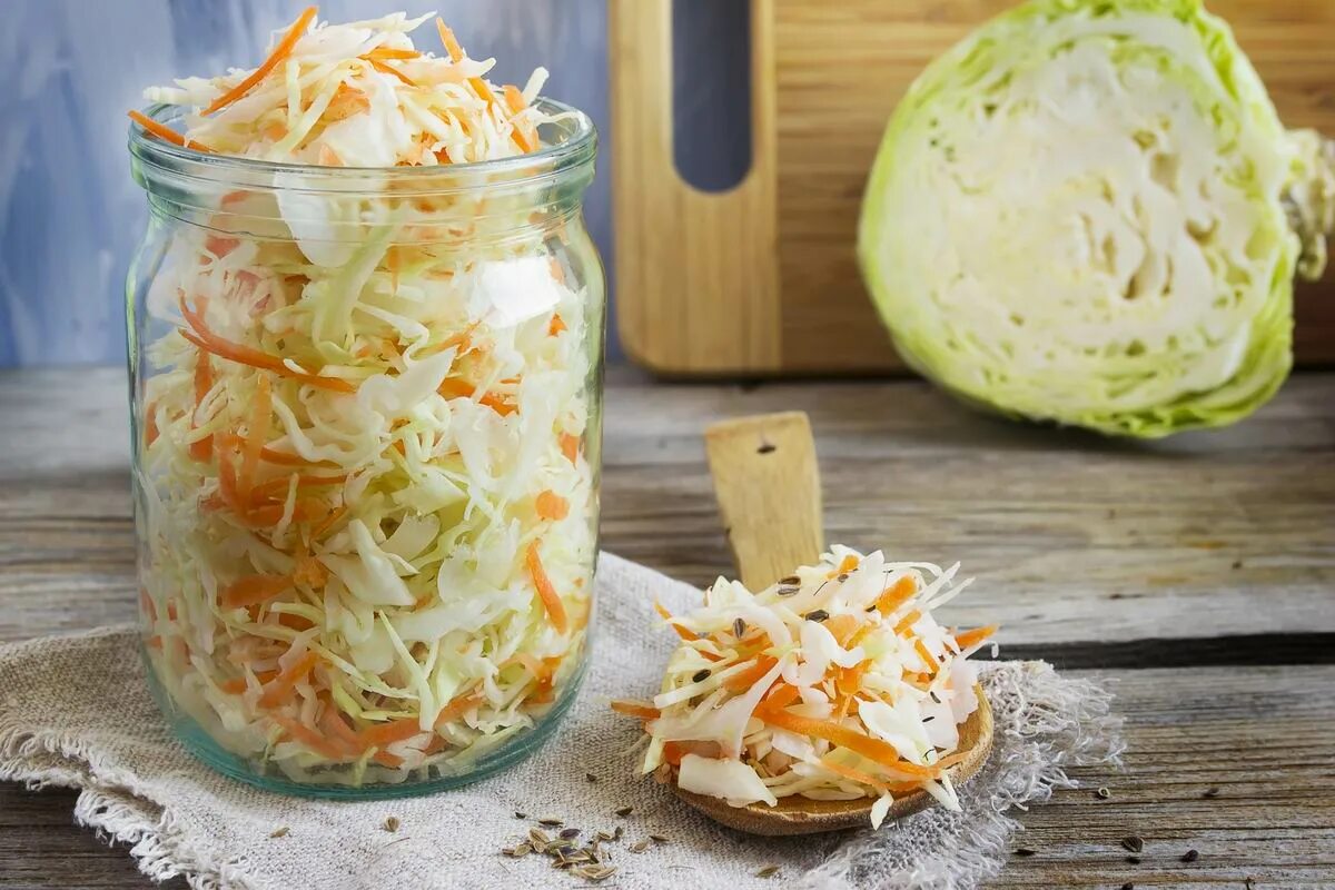 Sauerkraut – квашеная капуста.. Капустабелокачанная Квашенка. Капуста квашеная четвертинками. Капуста квашеная шинкованная.