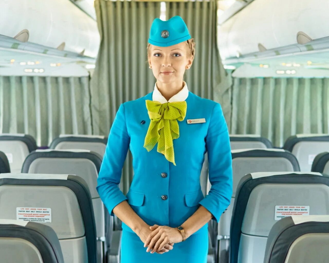 Стюардесса s7 Эмбраер. S7 Airlines Бортпроводник.