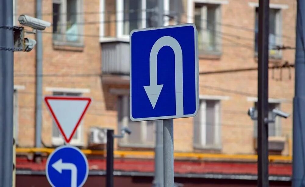 Дорожные знаки ижевск. Дорожные знаки. Знак разворот. Дорожный знак место для разворота. Знаки на улице.