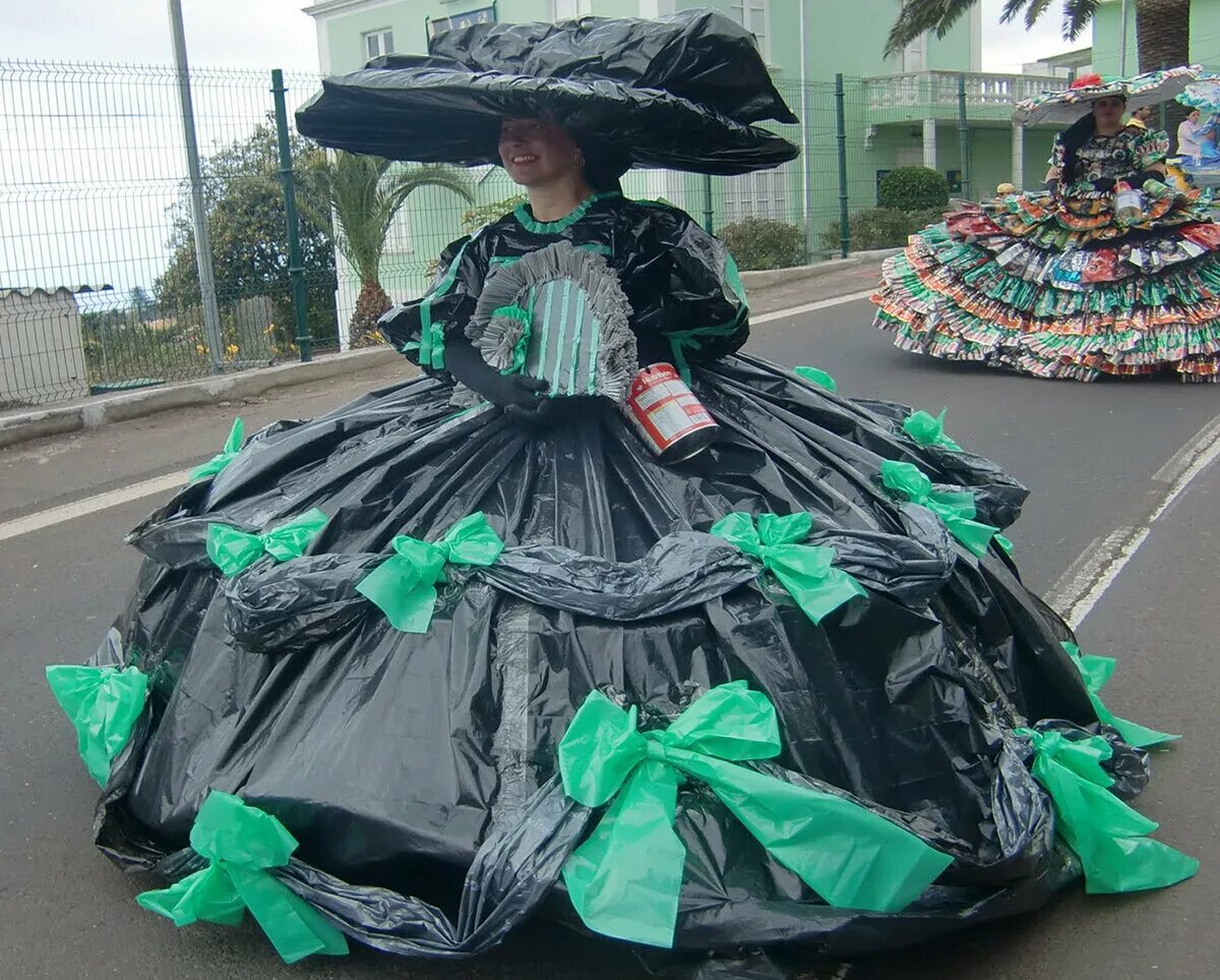 Платье из мусорных пакетов своими руками. Платье из мусорных пакетов. Костюм из мусорных пакетов. Костюм из подручных материалов.