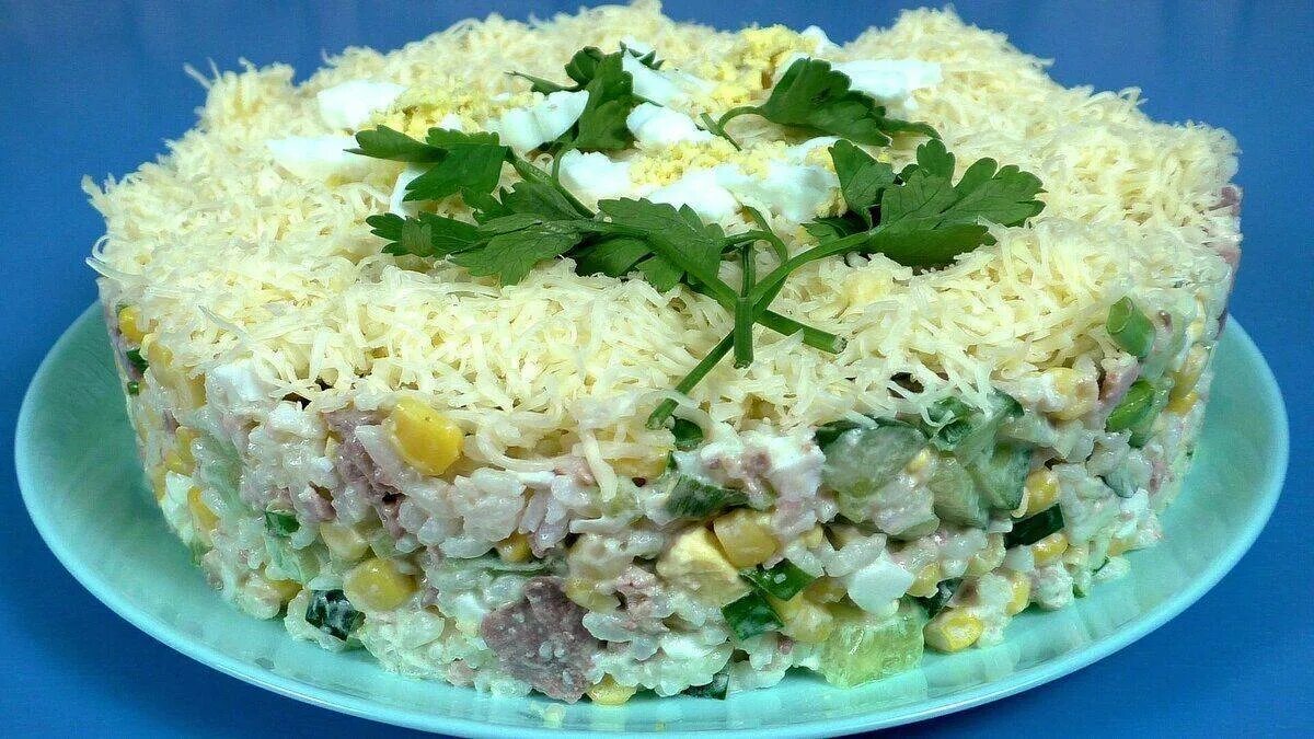 Салат с печенью и кукурузой. Салат Дамский. Салат из печени с кукурузой. Салат женская слабость.