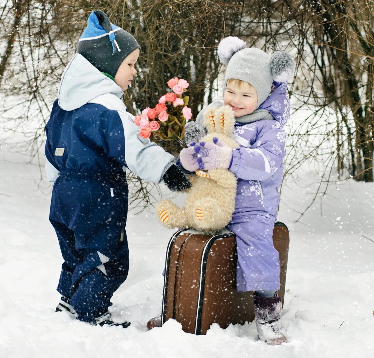 Зимой дети любят. Детская зимняя фотосессия. Дети зимой. Фотосессия детей зимой. Зимняя фотосессия с ребенком.