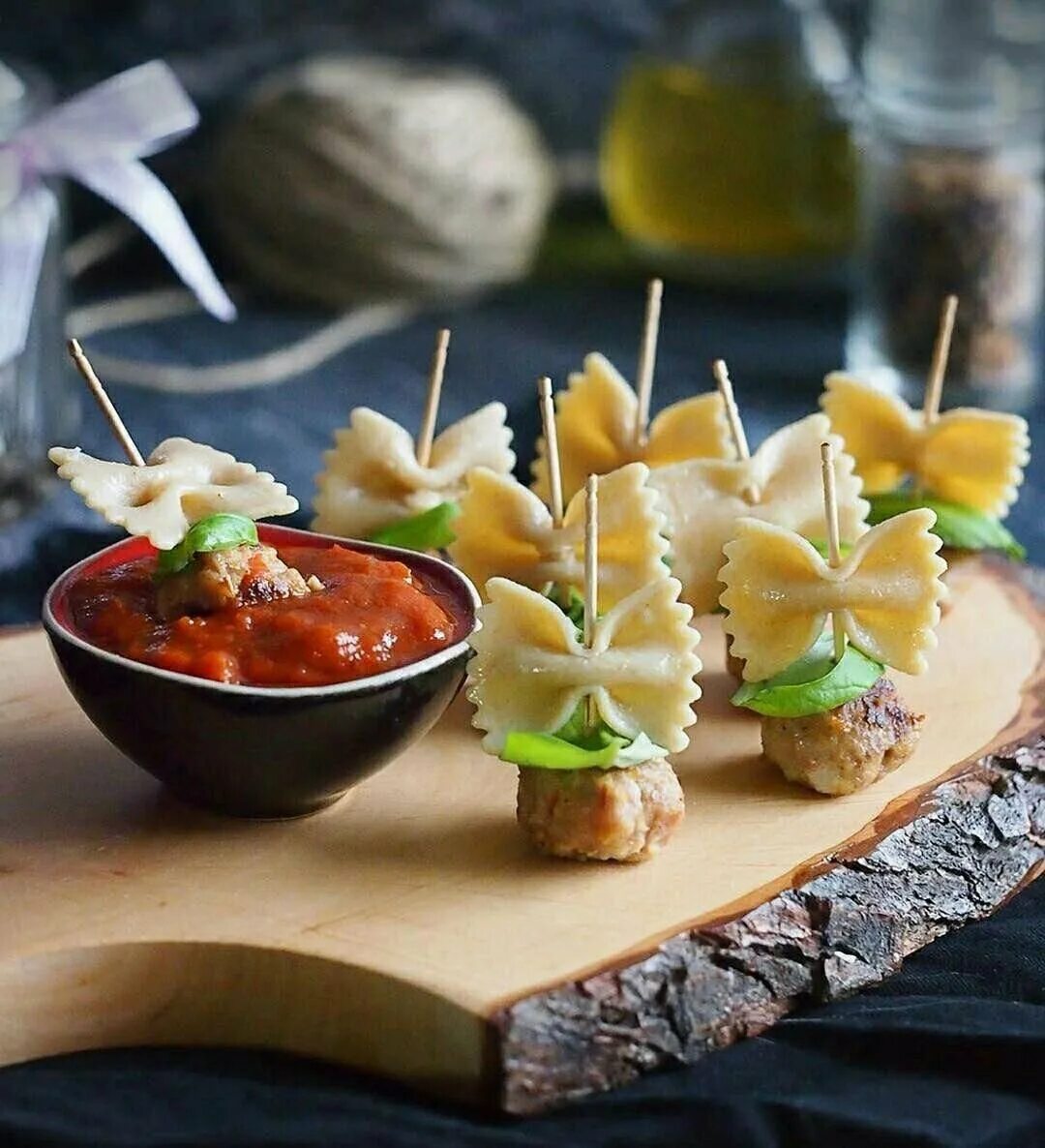 Итальянские закуски. Пикантные закуски. Перец маринованный на тарелке. Рецепт острых закусок. Закуски со шпинатом.
