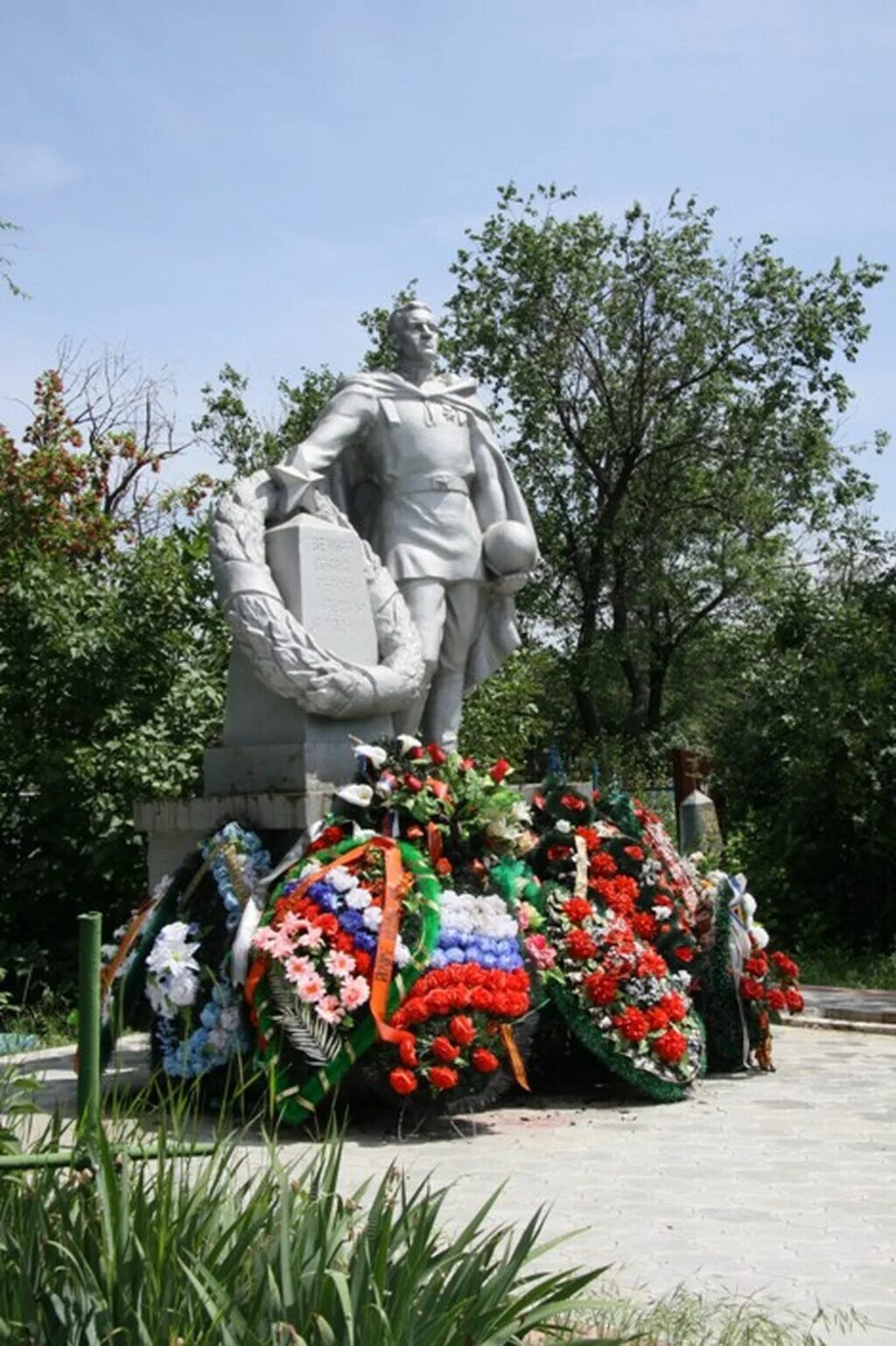 Кладбище сальск. Мемориал в сальске. памятники в сальске павшим солдатам.