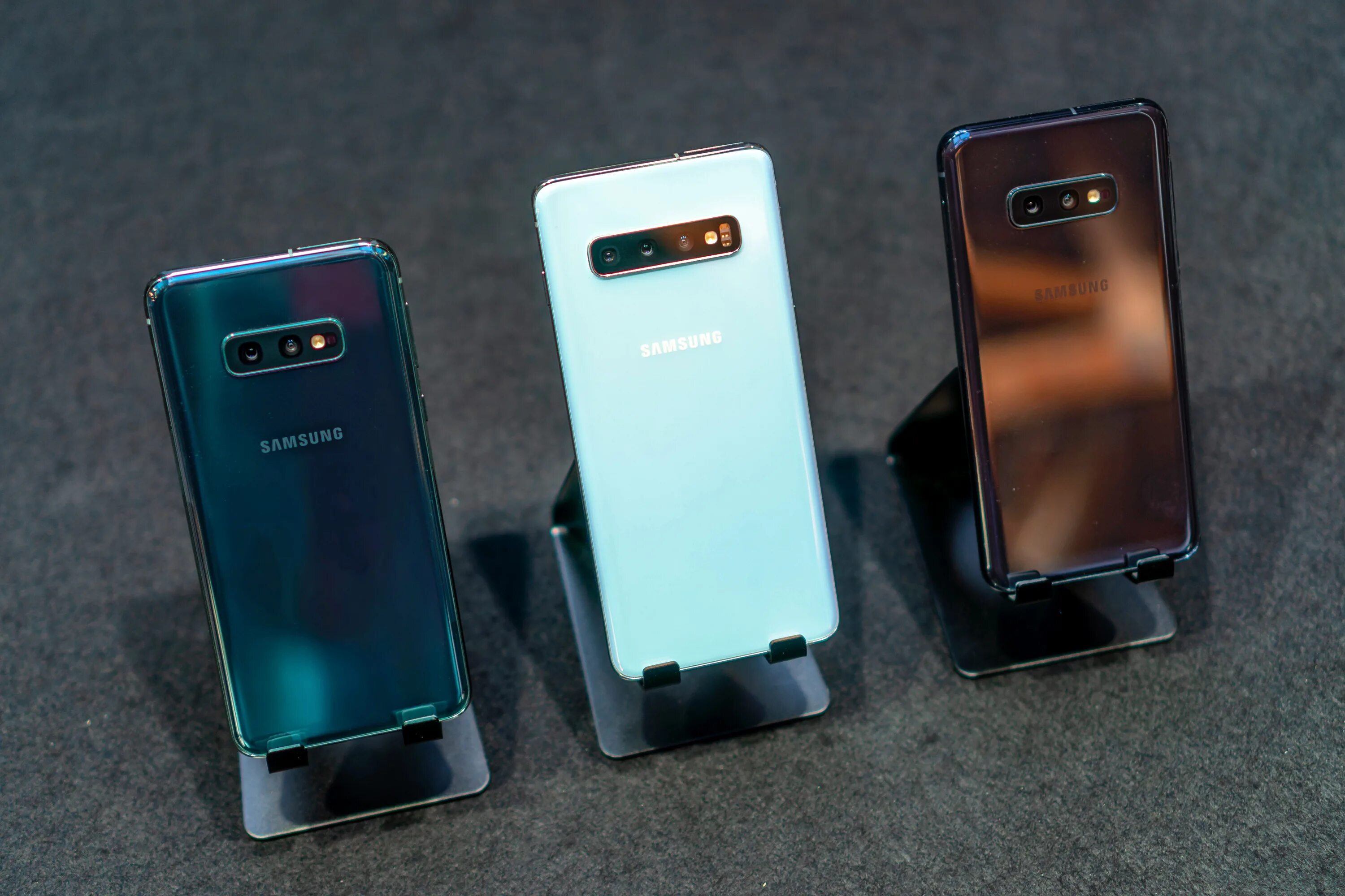 Samsung s10. Самсунг Galaxy s10e. Самсунг галакси с 10 плюс. Samsung 10e. Samsung 10 series