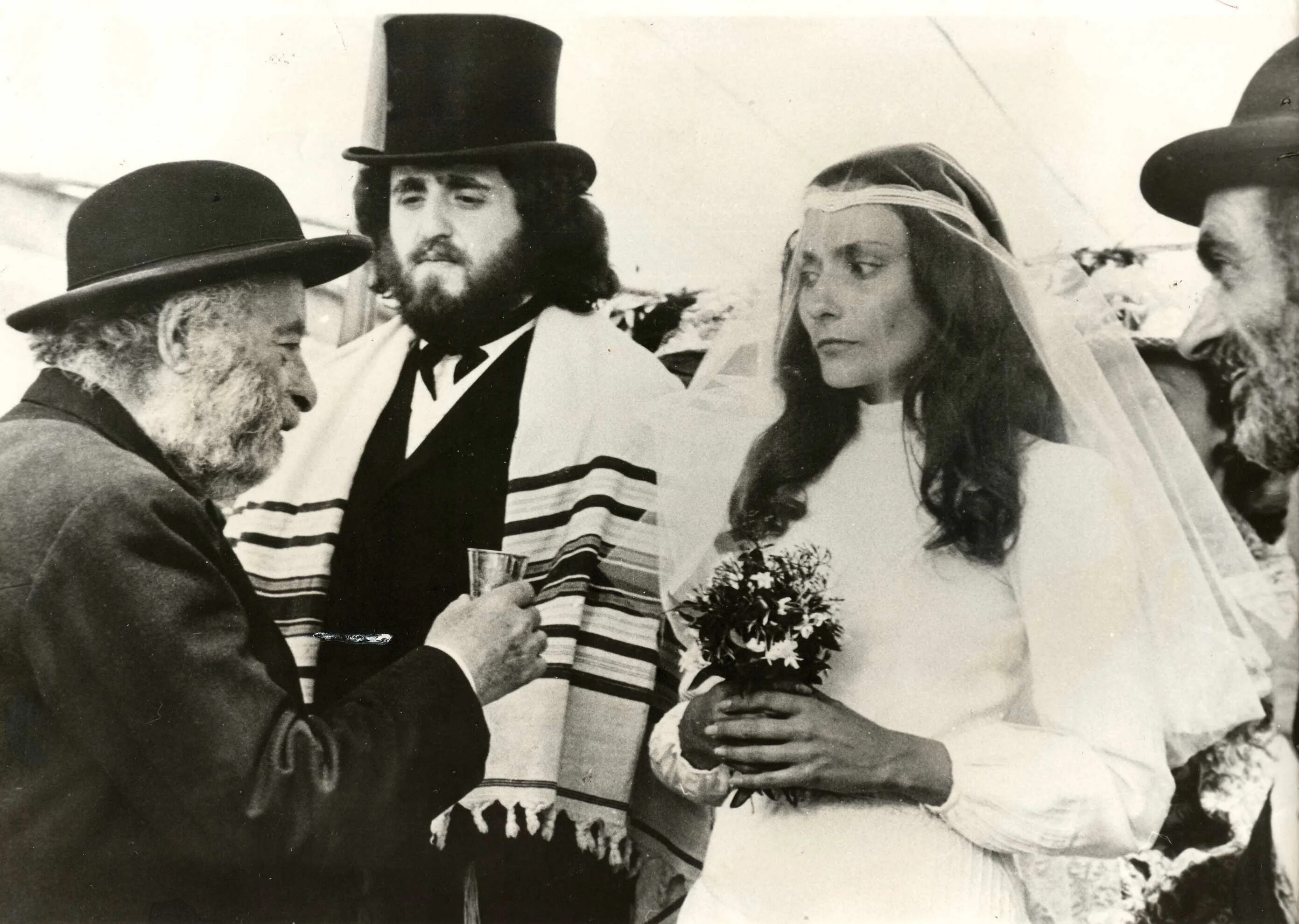 Ашкенази джевиш. Еврейская свадьба традиции и обычаи. Семейная пара евреев. Пожилой еврей. Еврейская семья.