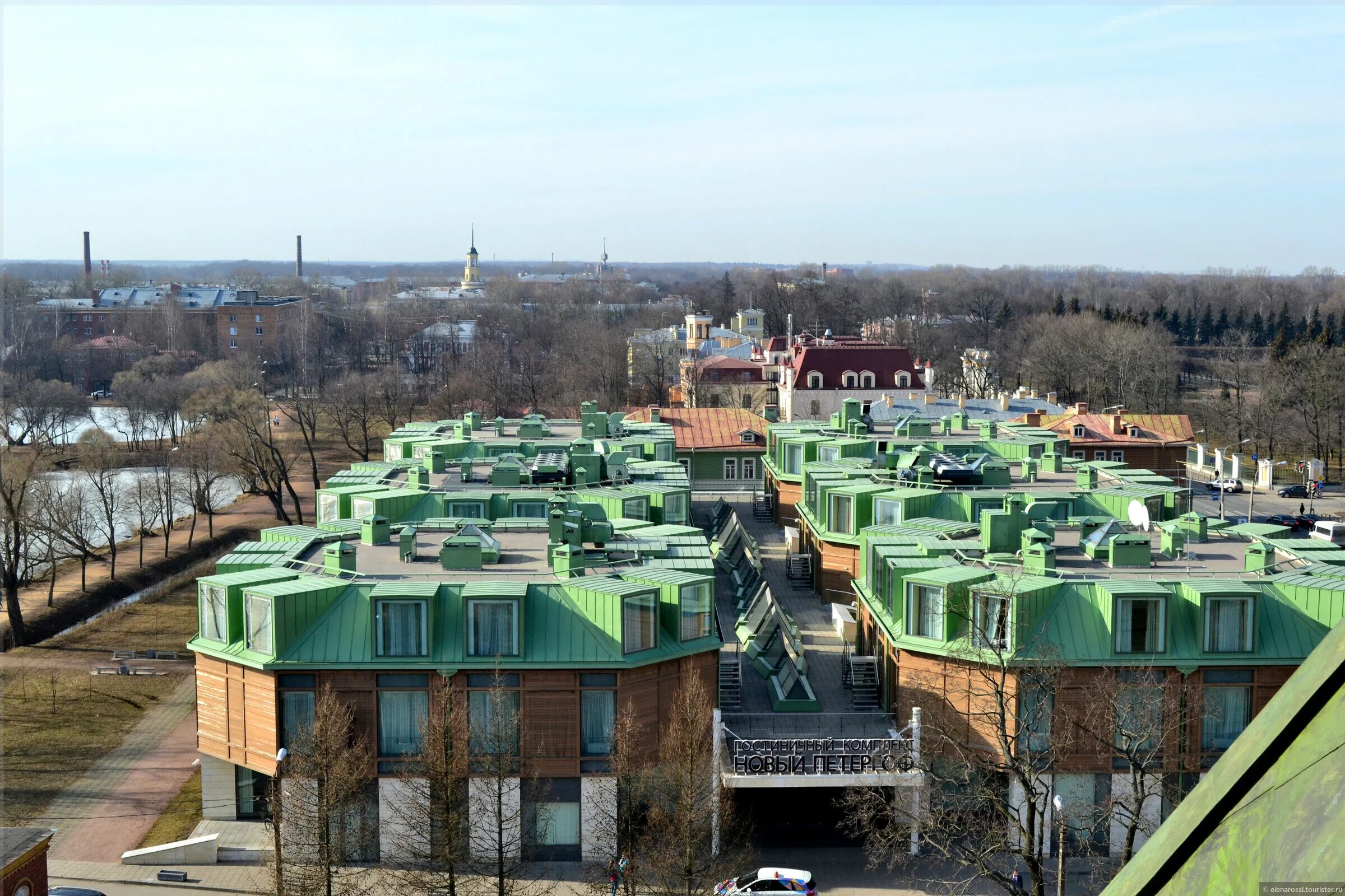 Новый петергоф лебяжье. Новый петергоф вокзал балтийский вокзал санкт-петербург. Павильон монплезир в петергофе. Вокзал петергофа бенуа. Новая ратуша в петергофе.