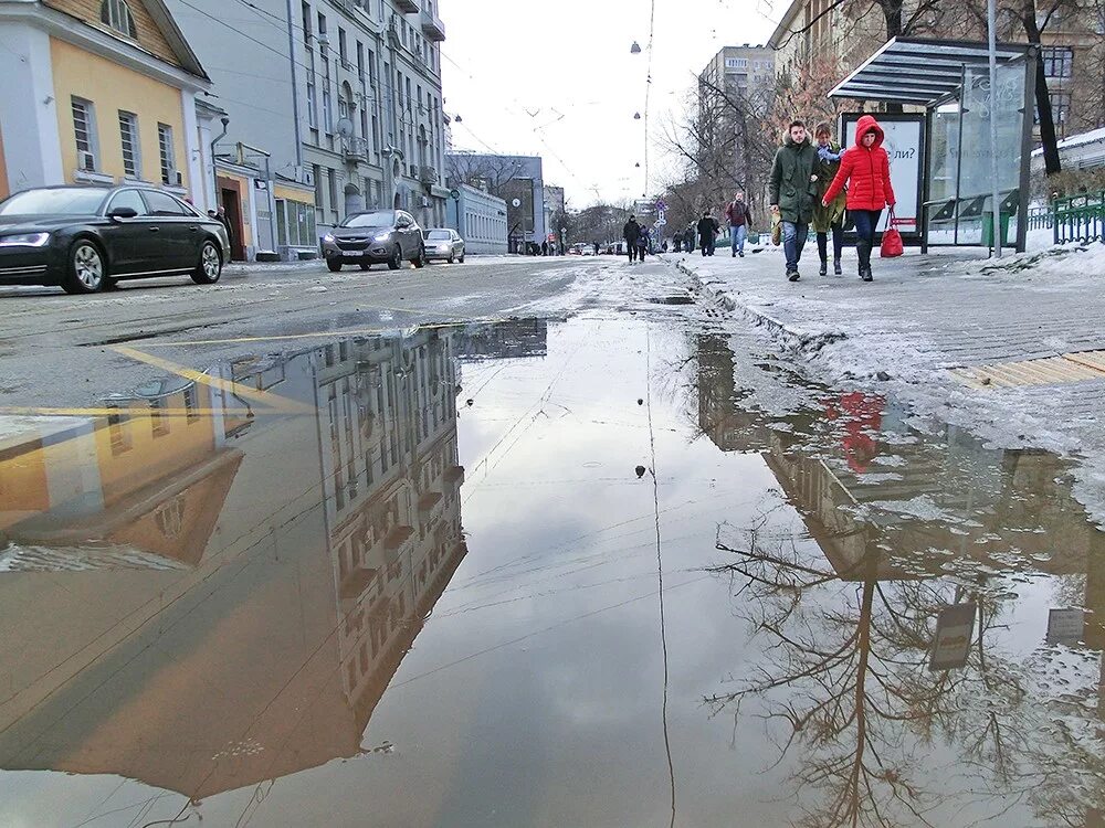 Аллергия на таяние снега. Лужи в декабре. Таяние снега в городе. Тает снег в Москве. Лужи в Москве.