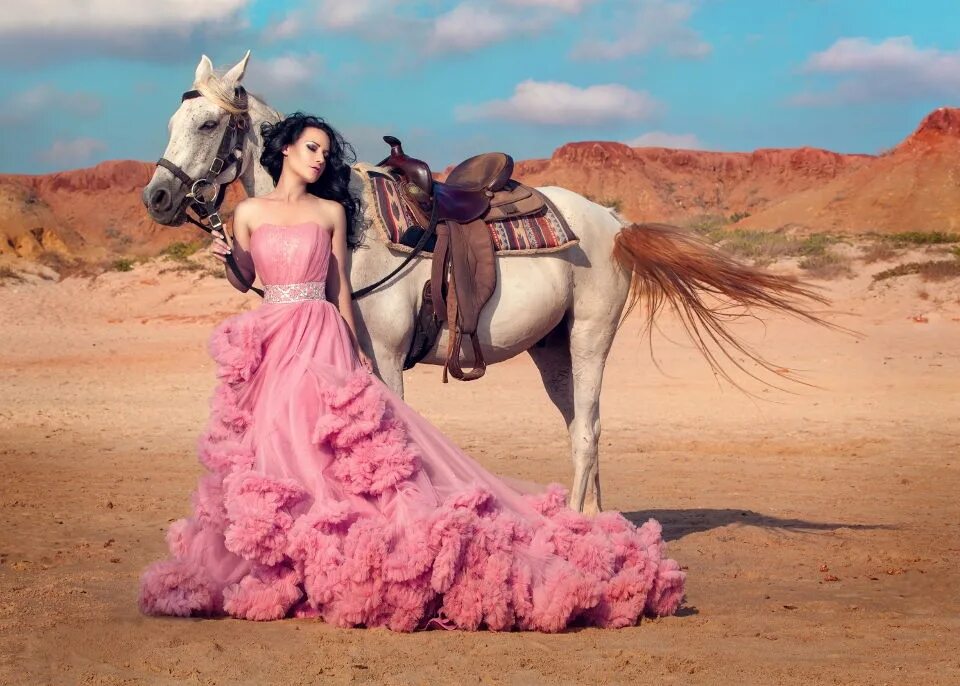 Розовые кони видео. Лошадь розовый фотосессия. Розовая лошадь. На розовом коне.