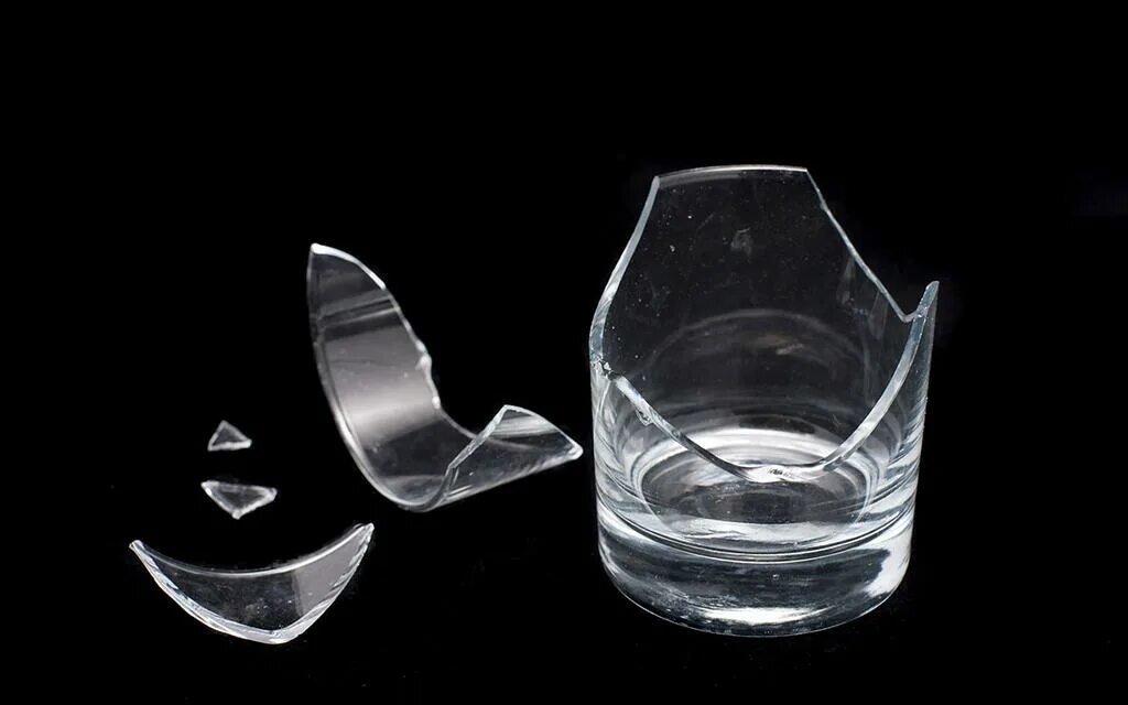 Разбилась стеклянный стакан. Разбитый стакан. Разбитый стеклянный стакан. Разбирая ваза стеклянная. Треснутый стакан.