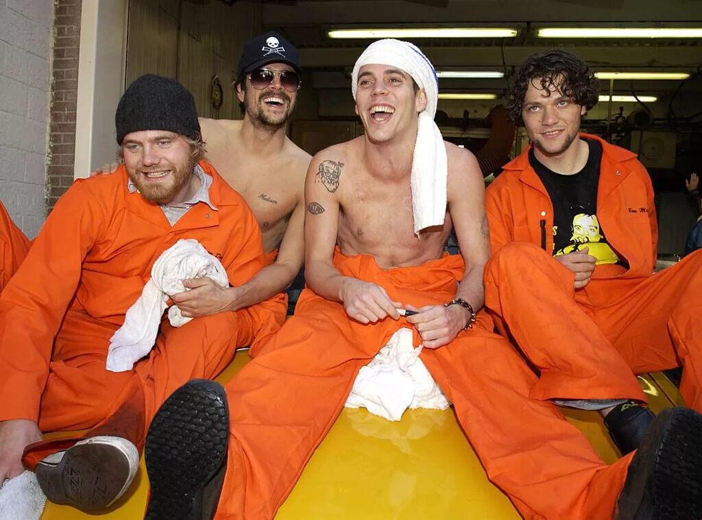 Чудаки фильм 2002. Придурки фильм джонни ноксвилл. Придурки новое. Чудаки фильм 2002. Чудаки фильм 2002.