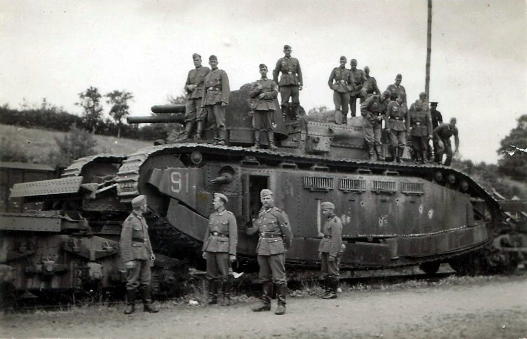 Char is c. Французский танк fcm 2c. танк fcm char 2c франция. сверхтяжелый французский танк char 2c. танк фсм 2с.