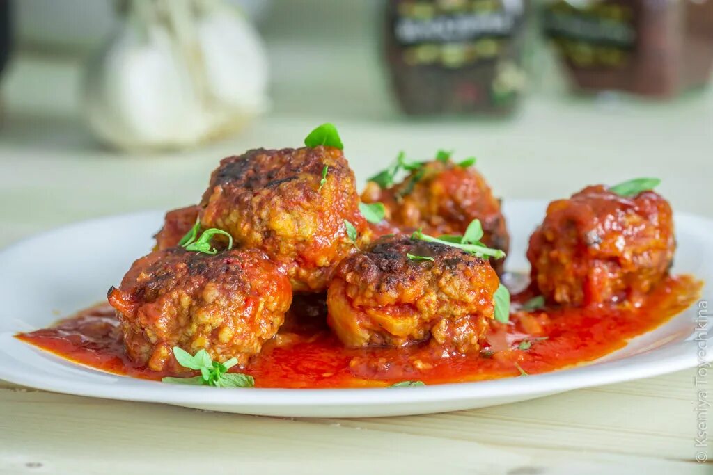 Тефтели в томатном соусе пошаговый рецепт. Тефтель жаркоп. тефтели в томатном соусе. котлеты в томатном соусе на сковороде. рыбные тефтели в томатном соусе.