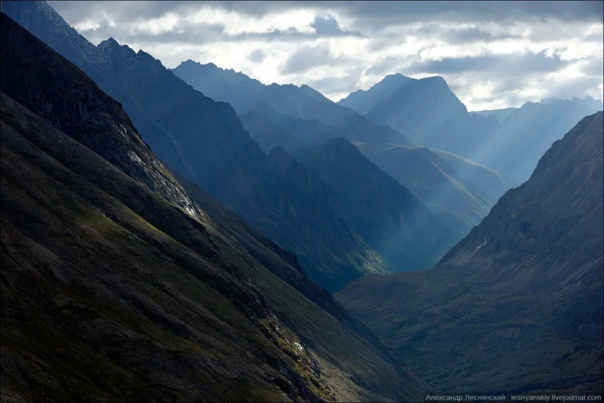 необычные облака. редкий хребет. хребет исфанджайло. исландия горы разноцветные. сиэтл гора рейнир.