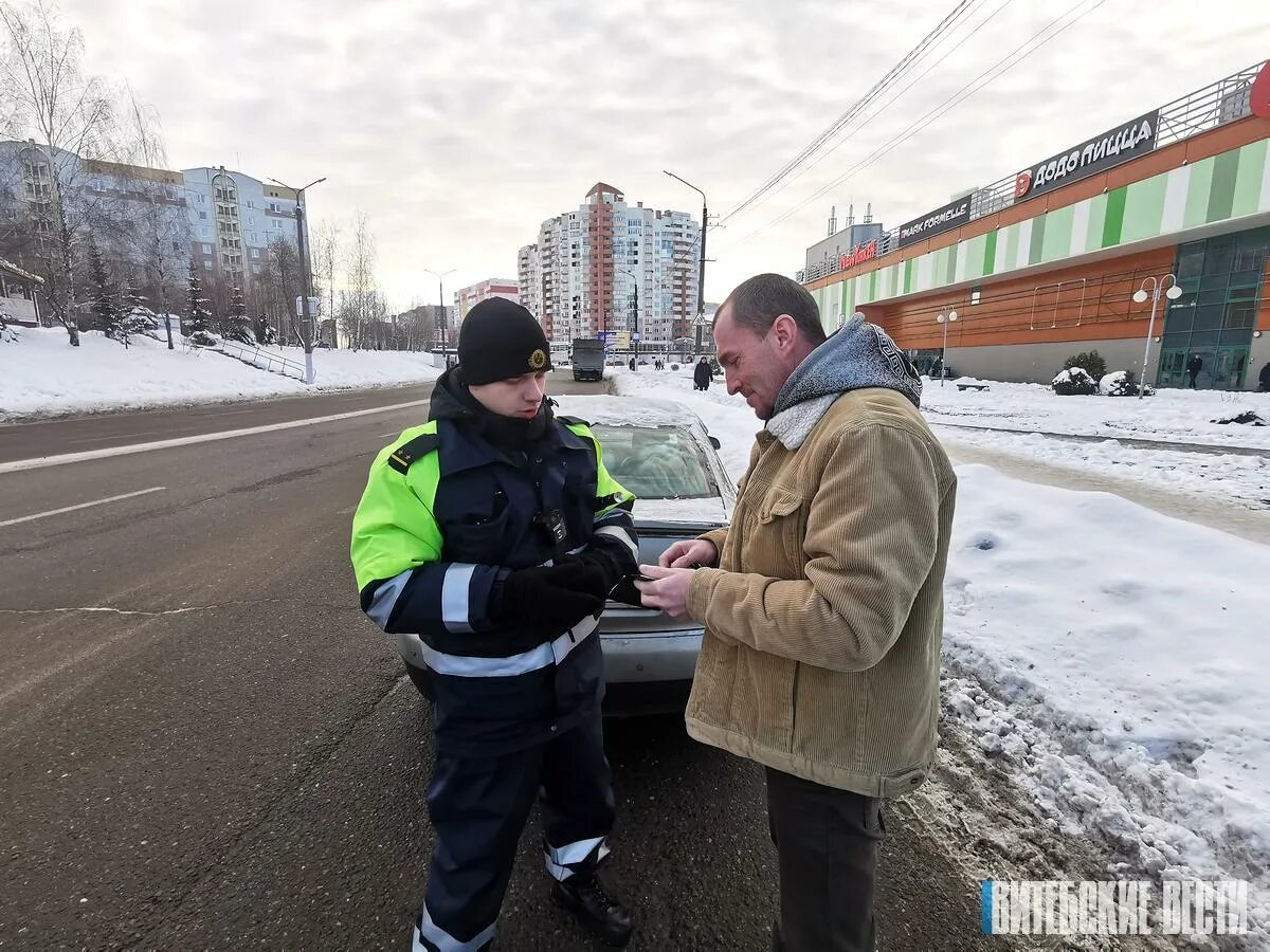 Насколько оперативно. Автомобилист зимой. Милиция. Дорожное движение в городе.