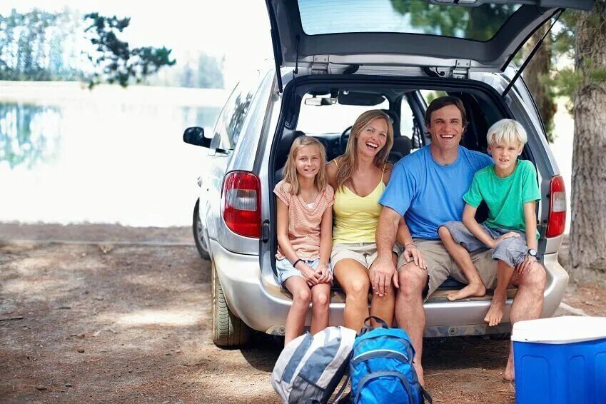 Семья путешествует. Путешествие с семьей. Семейный автомобиль для путешествий. Машина для путешествий семьей.