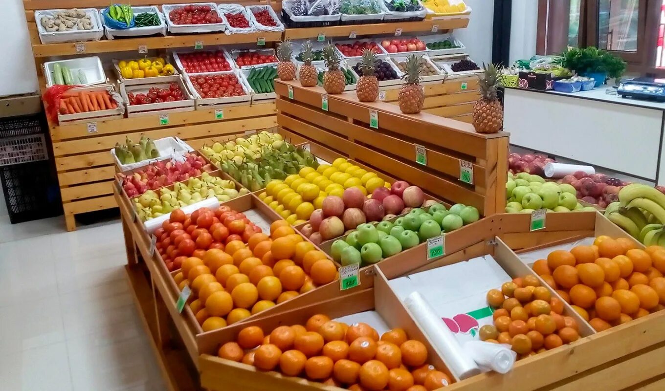 Выкладка овощей и фруктов. Выкладка овощей и фруктов в магазине. Овощной прилавок. Овощи на прилавке.