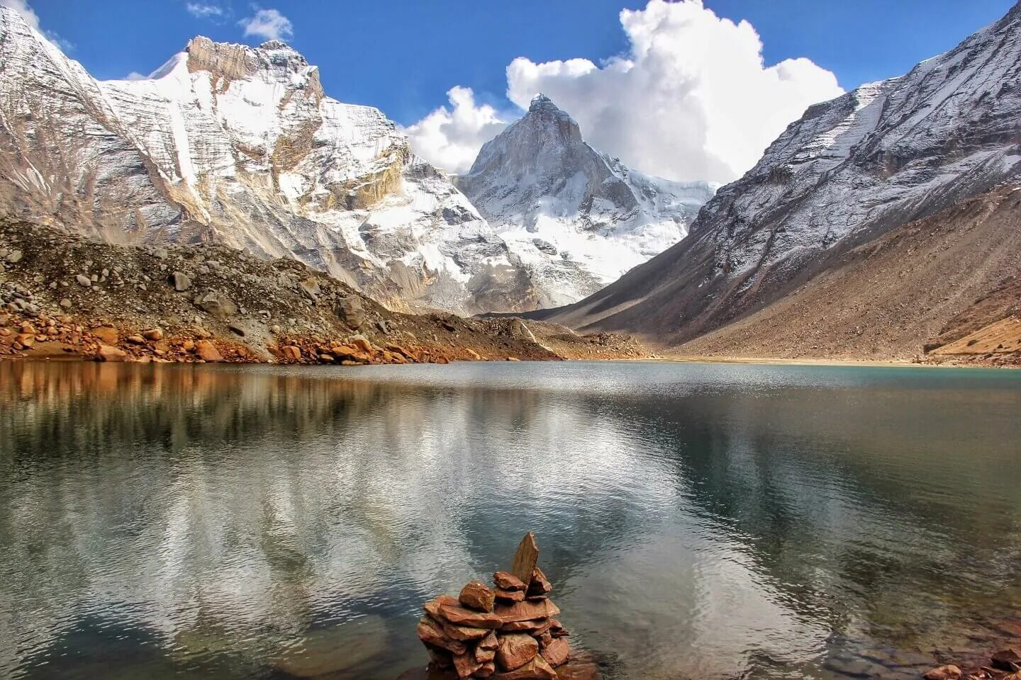 Гималаи озера. Озеро в Гималаях. Химачал Прадеш. Химачал горное озеро. Индия пейзажи природа.