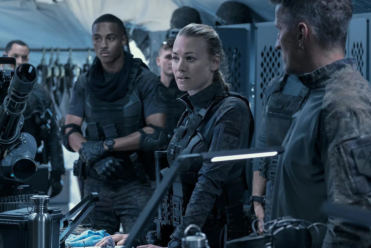 Новинки фантастики 2023 уже вышедшие. Война будущего / the tomorrow War (2021). Ивонн Страховски война будущего. Война будущего фильм 2021. The tomorrow War 2021 Ивонн Страховски.
