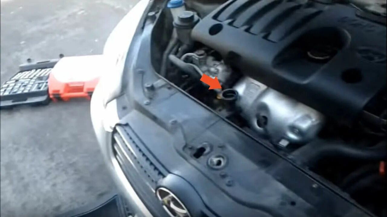 Куда заливать антифриз в солярисе. Расширительный бачок антифриза hyundai solaris. крышка антифриза хендай солярис. антифриз солярис 2011. замена охлаждающей жидкости солярис 2017.