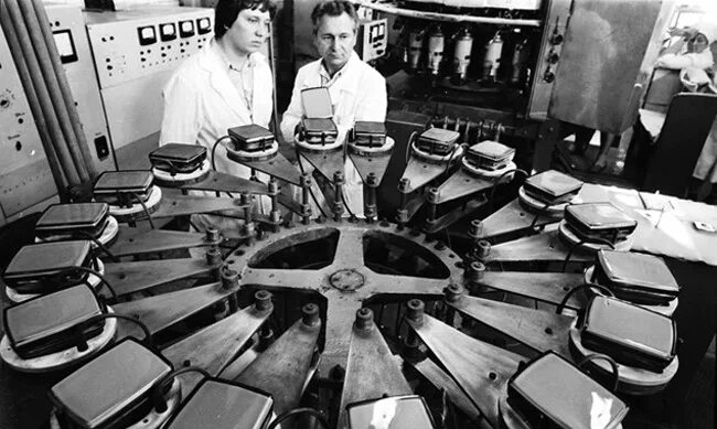 завод по производству кинескопов ekranas. производство кинескопов. львовский электровакуумный завод. реклама телевизоров ссср. электроламповый завод кинескоп.