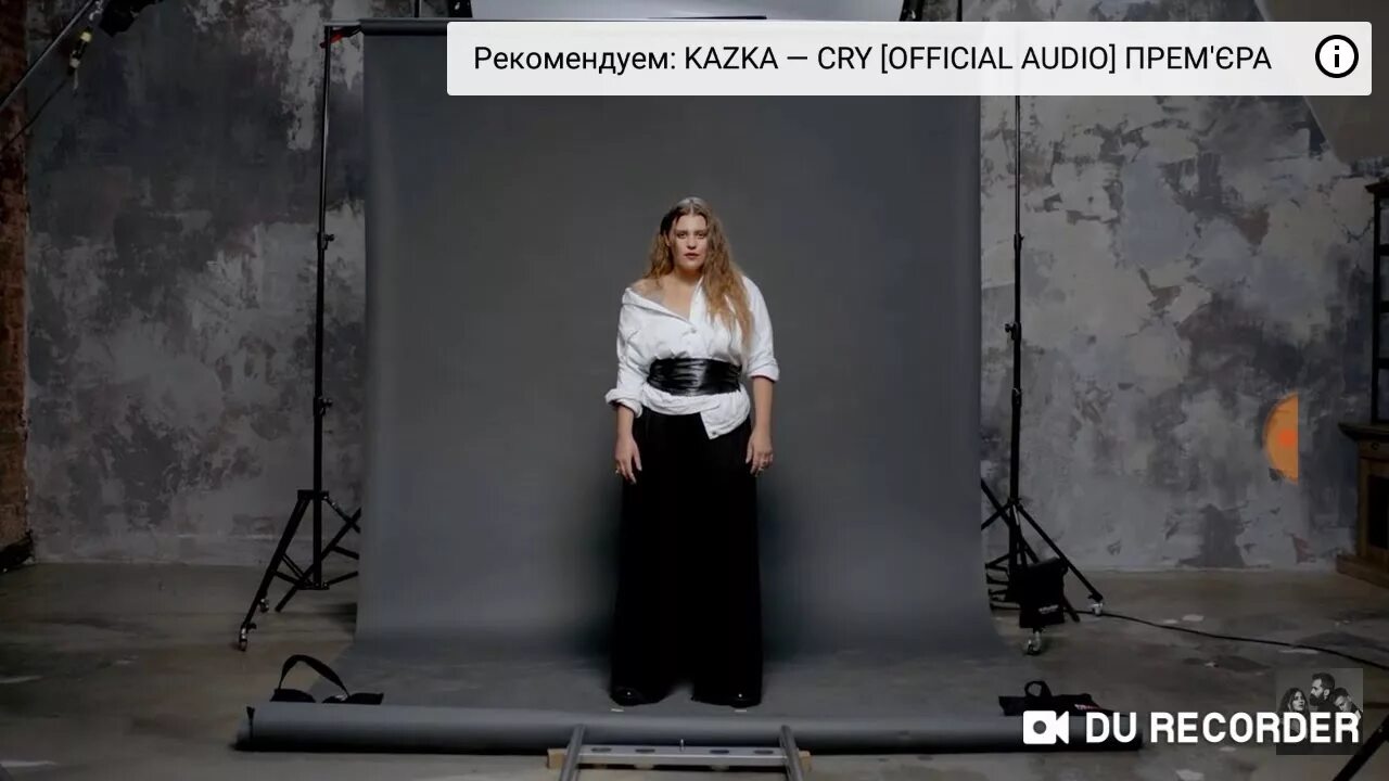Группа kazka плакала. Украинская певица плачет. Kazka певица. Группа казка плакала.