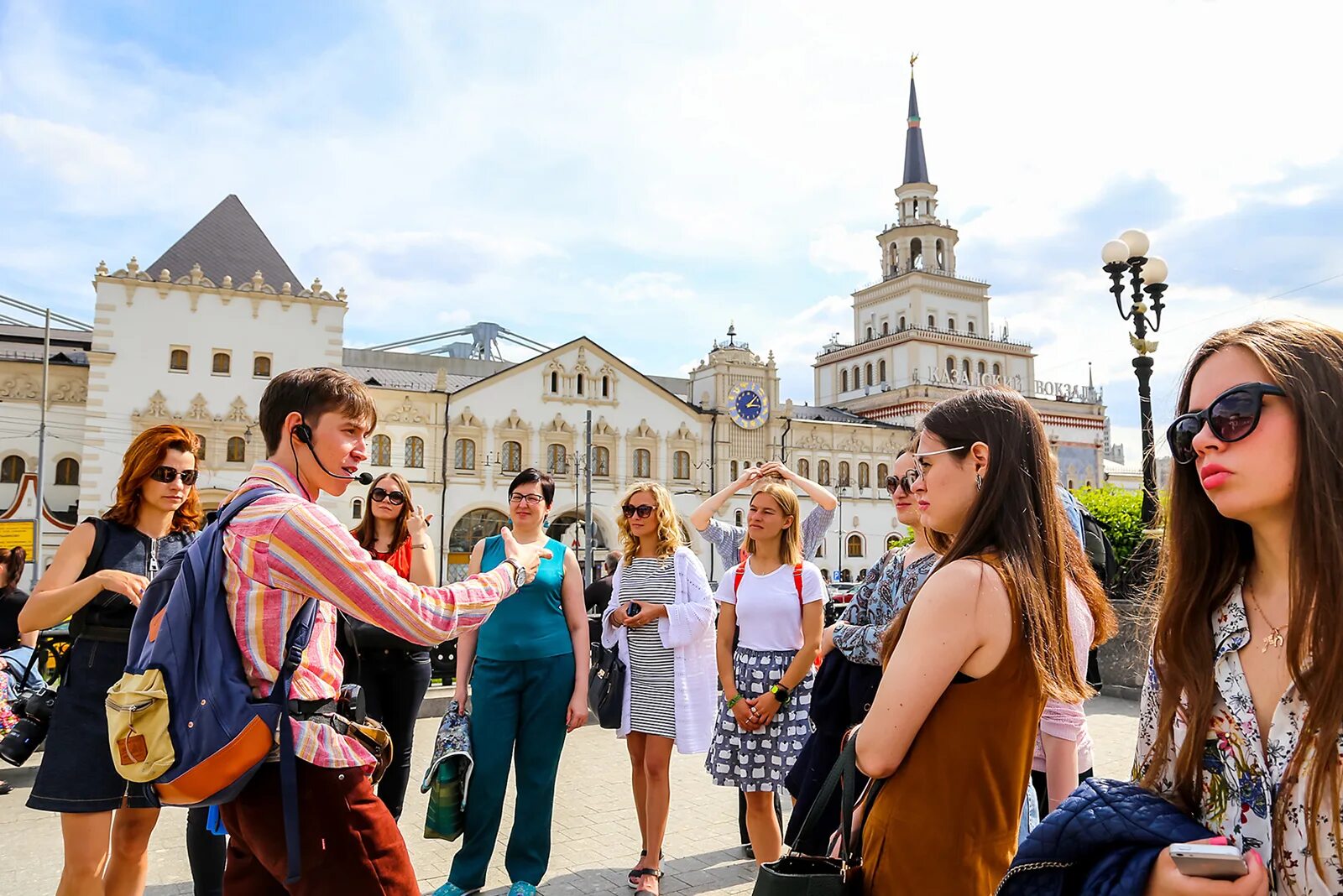Современные русские люди. Туристы в москве. Молодежь россии. Молодежь в обществе. Студенты на фоне мгу.