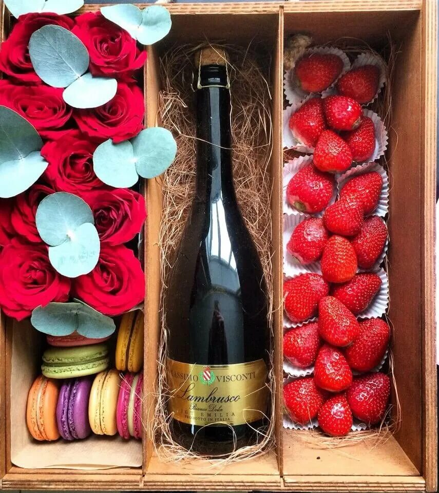 Сувенирной вино. Вино в подарок. Подарочная коробка с вином. Красивые подарки на день рождения. Цветы шампанское конфеты.