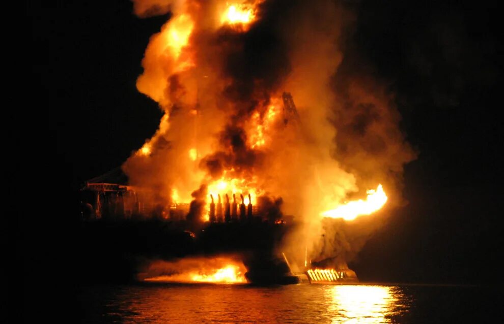 авария на нефтяной платформе в мексиканском заливе 2010. экологическая катастрофа разлив нефти. взрыв и пожар на нефтяной платформе deepwater horizon. авария на нефтяной платформе в мексиканском заливе 2010. крупные катастрофы связанные с возгоранием нефти.