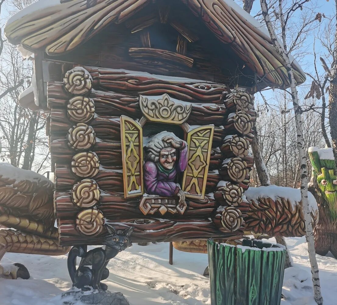 Бабы яги дом избушка. Дом бабы яги новосибирск зоопарк. Новосибирский зоопарк дом бабы яги. Адрес бабы яги. Дом бабы яги в новосибирском зоопарке.