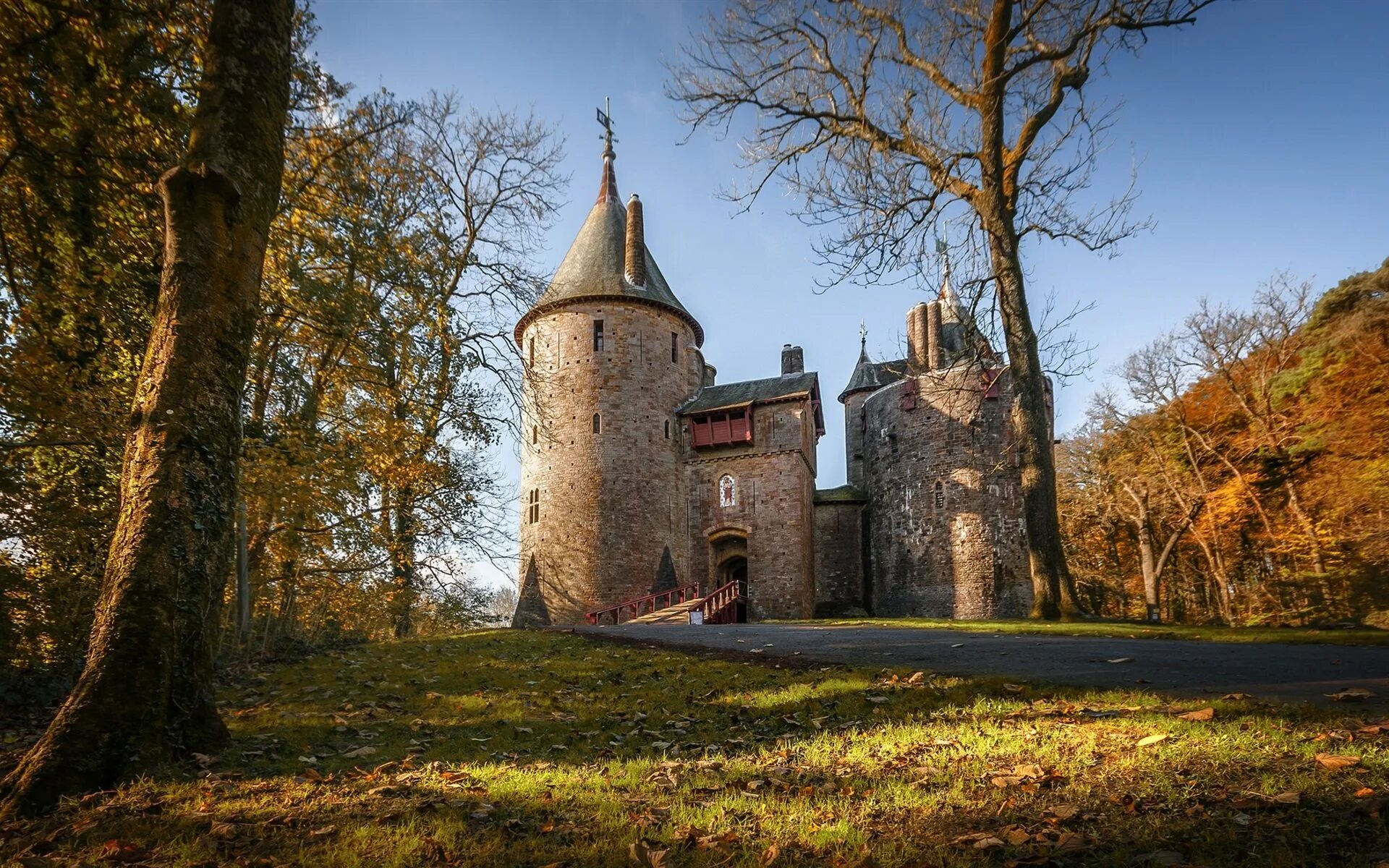 Обои на стол замки. Кастель Кох. Замок Кох Кардифф. Замок башня Уэльс. Замок Бларни Ирландия.