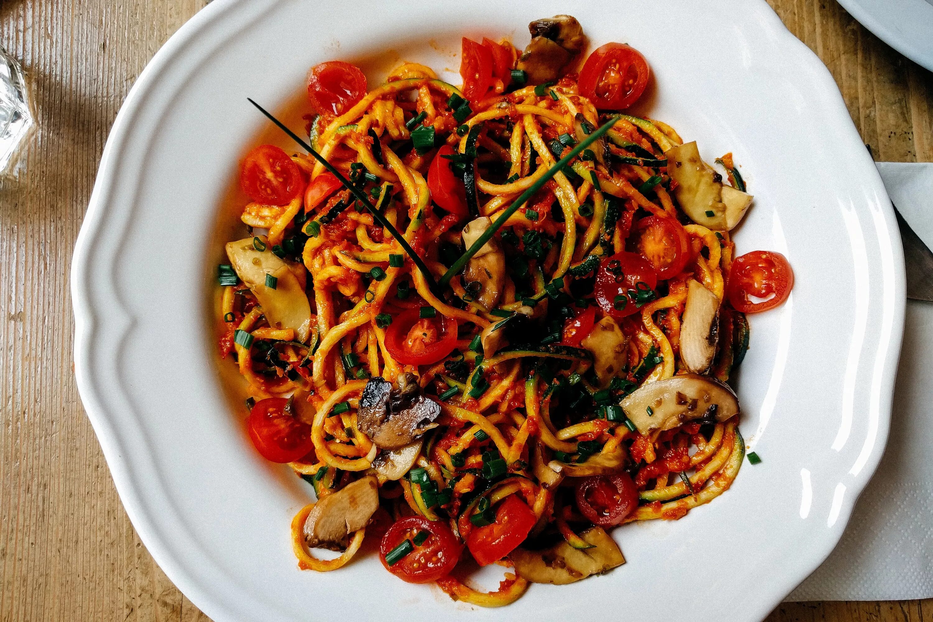 Паста путанеска. Итальянская кухня. Спагетти с овощами. Красивые итальянские блюда.