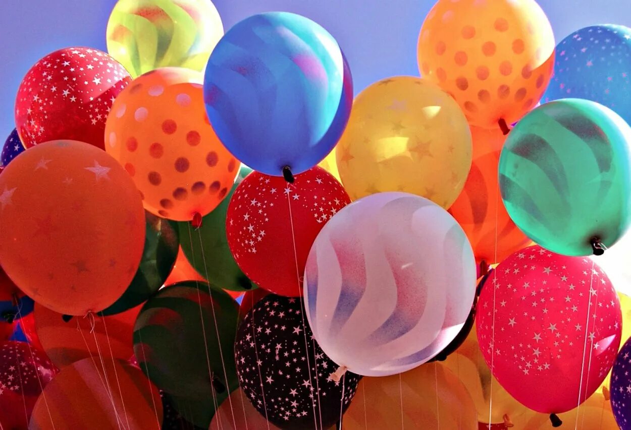 День рождения дарим шарики. Воздушные шары. Яркие воздушные шары. Красивые воздушные шарики. Разноцветные шары.