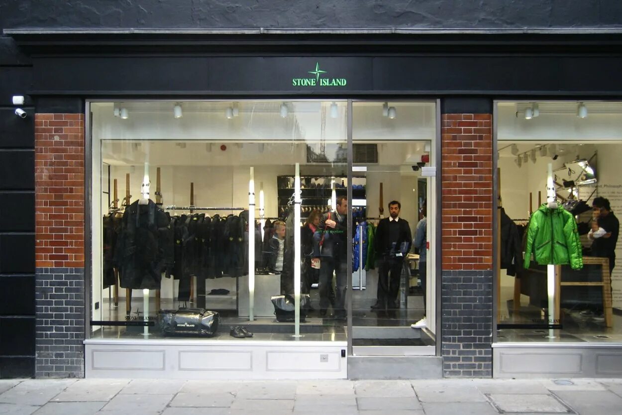 Stone island dubai. Бутик stone island. стон исланд цум. магазин stone island в стамбуле. магазин stone island в москве.