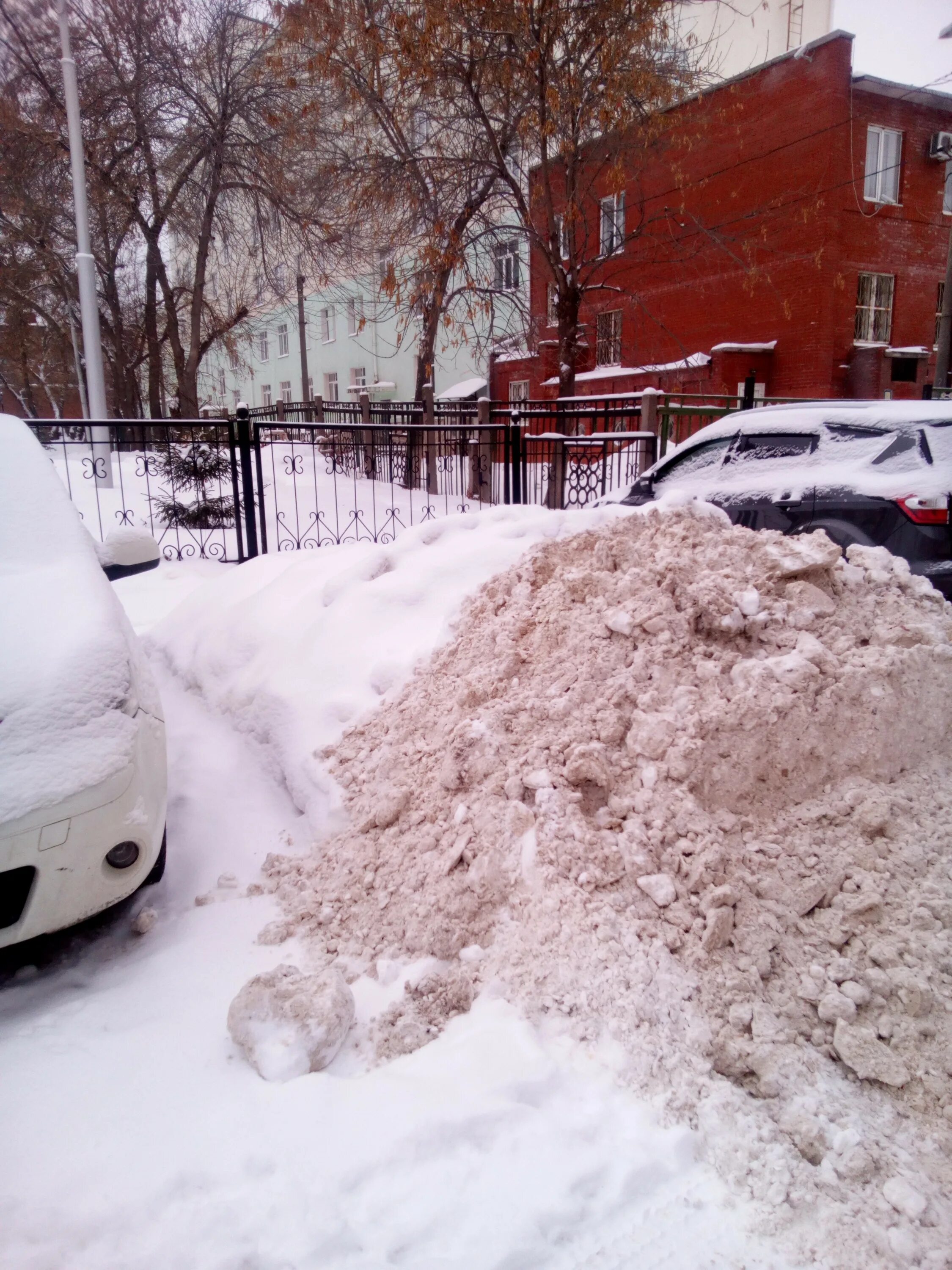 Уфа ЖЭУ 19 Советский район. ЖЭУ 66 Уфа. Снега девать некуда. Глупый снег